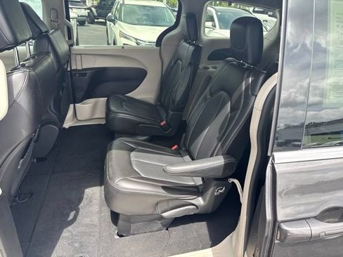 Used 2023 Chrysler Pacifica Touring-L FWD image 19