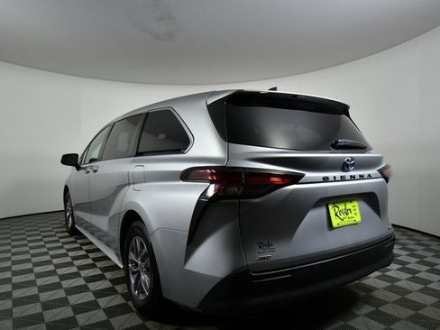 Used 2021 Toyota Sienna XLE image 13