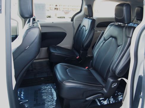 Used 2024 Chrysler Pacifica Touring-L FWD image 24