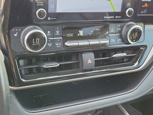 Used 2022 Toyota Highlander XLE AWD/4WD image 16