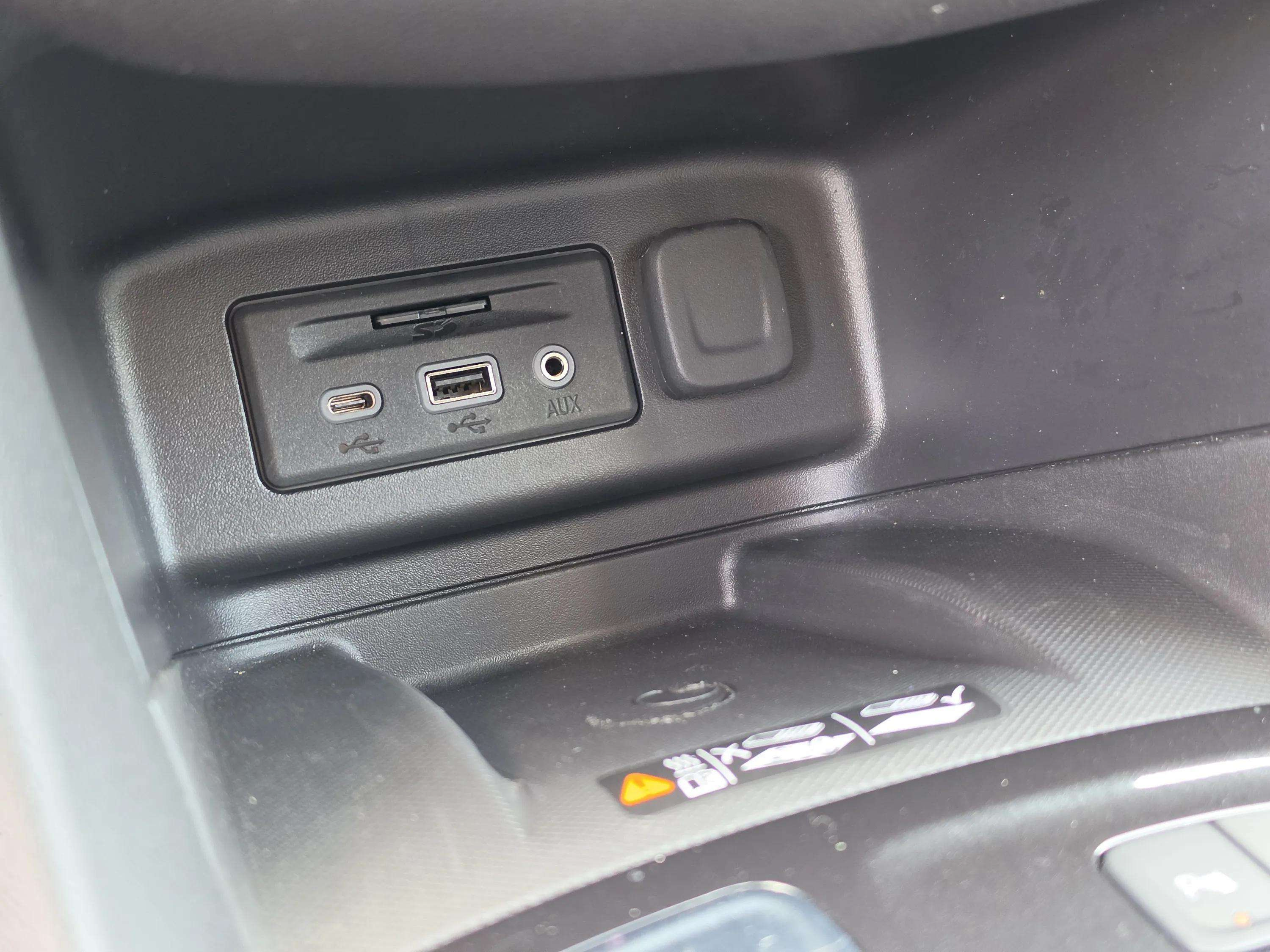 Used 2024 Chevrolet Equinox Premier FWD image 31