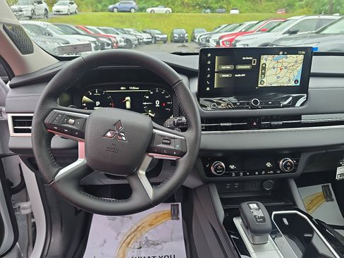 New 2025 Mitsubishi Outlander SE image 15