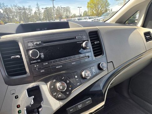 Used 2011 Toyota Sienna LE FWD image 11