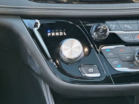 Used 2022 Chrysler Pacifica Limited w/ Uconnect Theater Family Group image 18