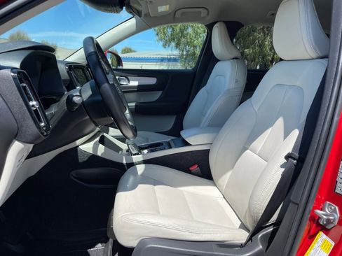 Used 2019 Volvo XC40 T4 Momentum FWD image 14