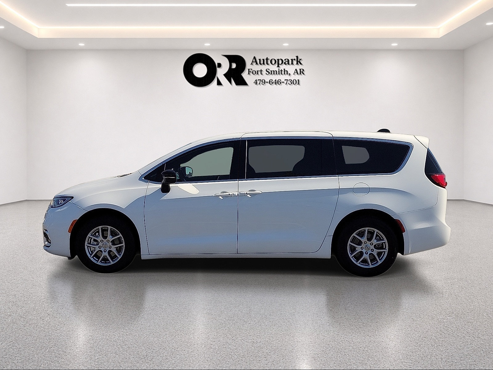Used 2025 Chrysler Pacifica Select FWD image 3