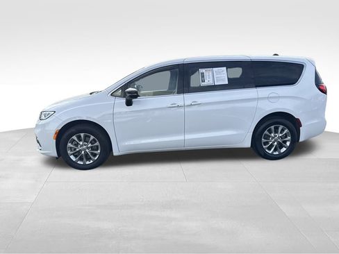 Used 2024 Chrysler Pacifica Touring-L image 8