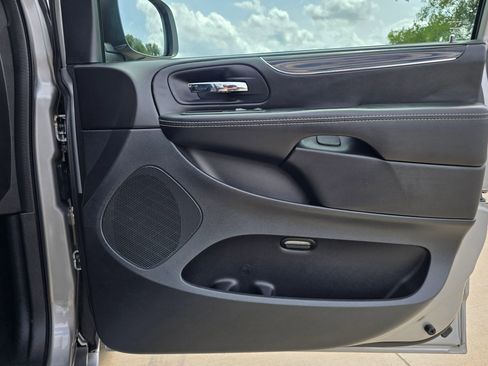 Used 2015 Chrysler Town & Country S w/ Driver Convenience Group FWD image 20
