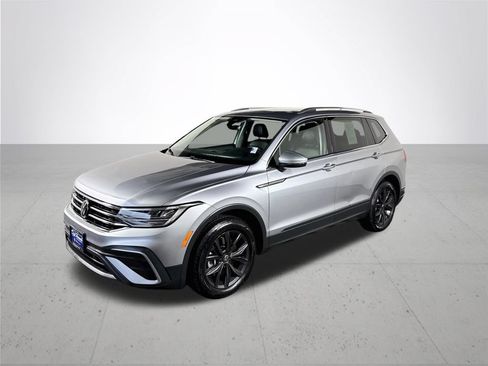 Certified 2024 Volkswagen Tiguan SE w/ Panoramic Sunroof Package AWD/4WD image 2