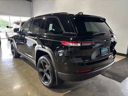 Used 2023 Jeep Grand Cherokee Altitude AWD/4WD image 8