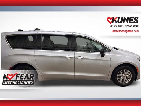 Used 2024 Chrysler Pacifica Touring-L image 13