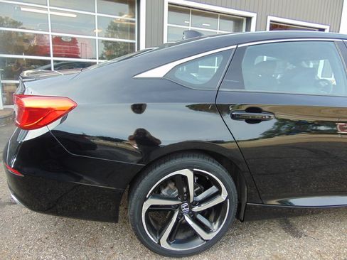 Used 2018 Honda Accord Sport image 14
