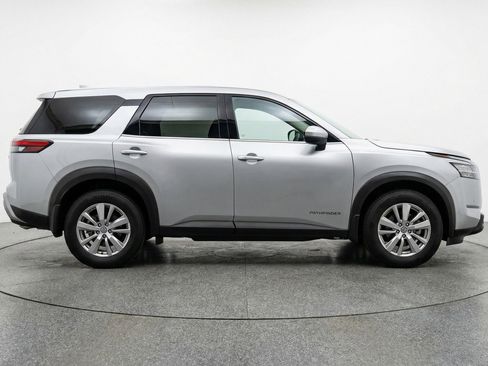 Used 2025 Nissan Pathfinder SV FWD image 11