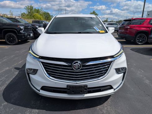 Used 2024 Buick Enclave Essence AWD/4WD image 2