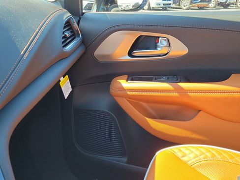 New 2026 Chrysler Pacifica Pinnacle w/ Trailer Tow Group image 20