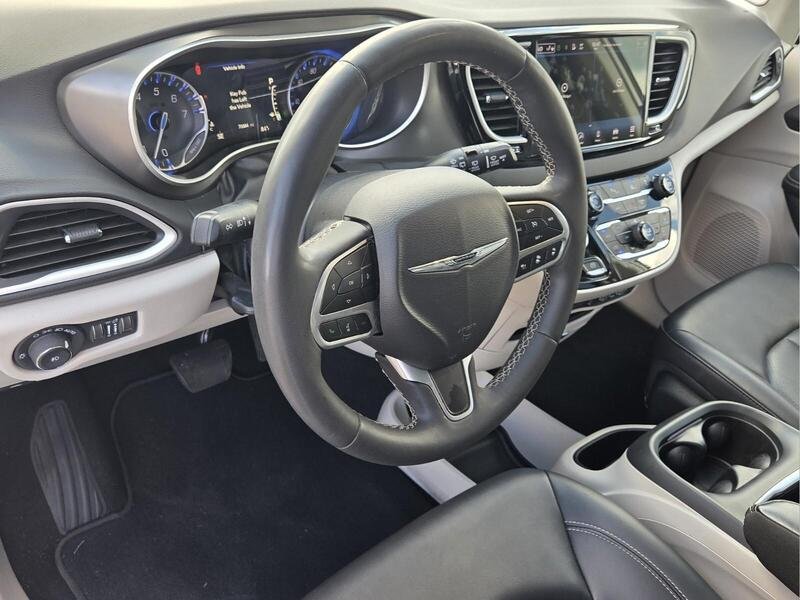 Used 2024 Chrysler Pacifica Touring-L FWD image 11