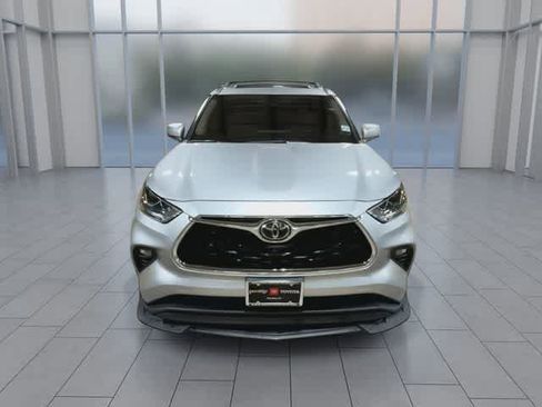 Used 2021 Toyota Highlander Limited AWD/4WD image 3