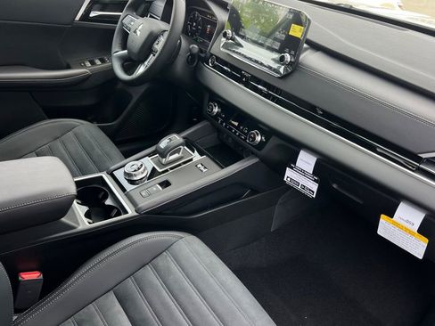 New 2025 Mitsubishi Outlander SE image 17