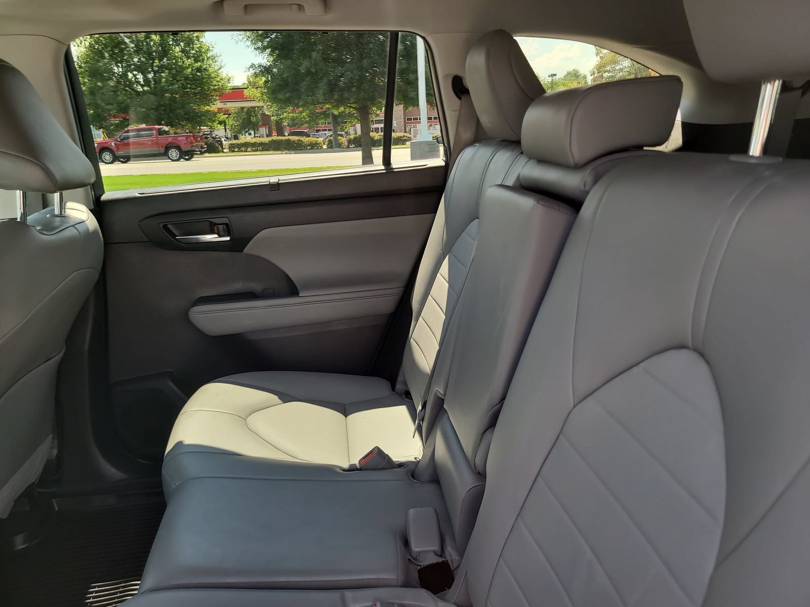 Used 2022 Toyota Highlander XLE AWD/4WD image 24