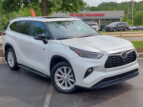 Used 2023 Toyota Highlander XLE FWD image 2