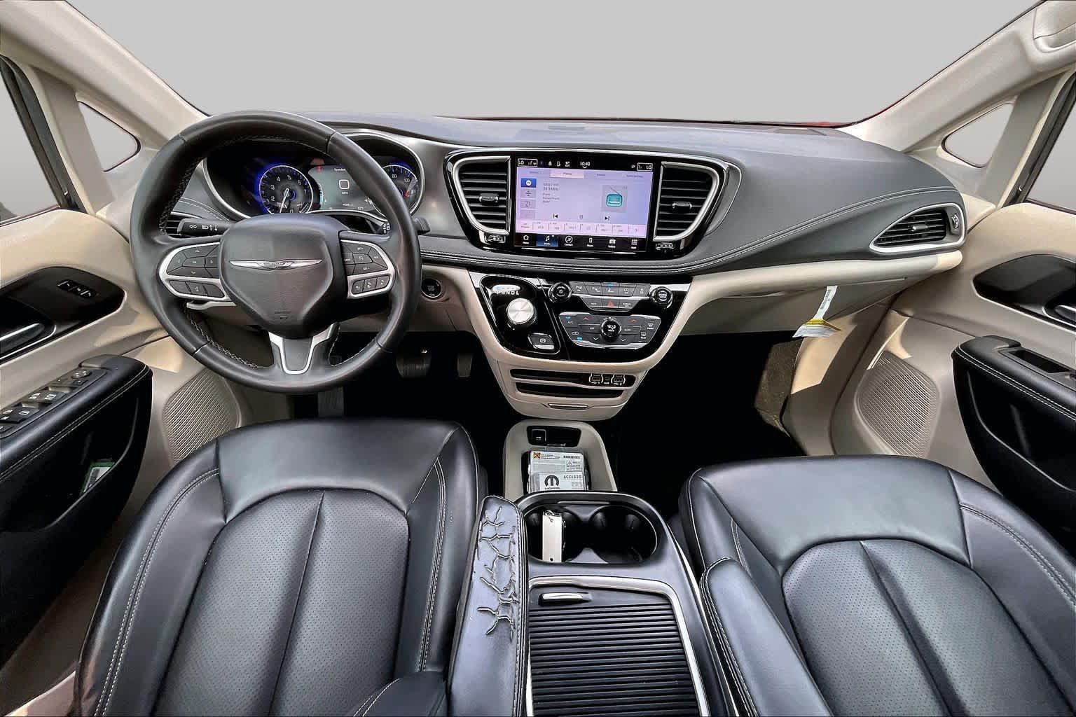 Used 2023 Chrysler Pacifica Touring-L FWD image 14
