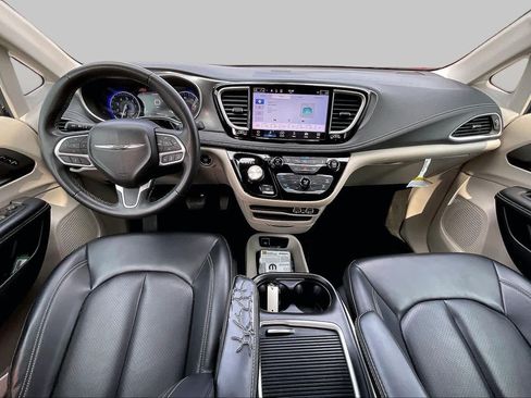 Used 2023 Chrysler Pacifica Touring-L FWD image 14