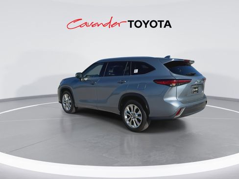 Used 2023 Toyota Highlander Limited FWD image 6