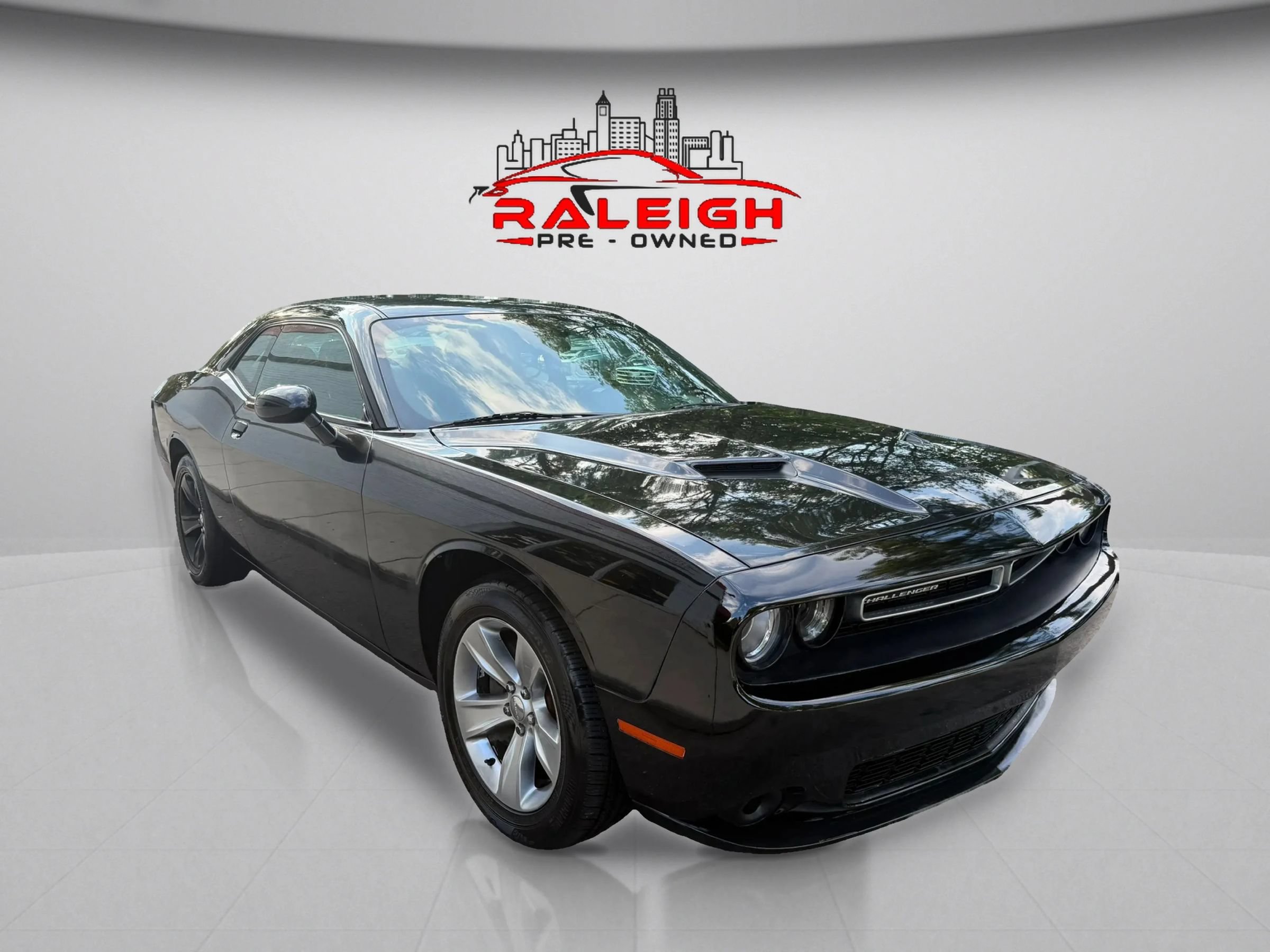 Used 2016 Dodge Challenger SXT RWD image 4