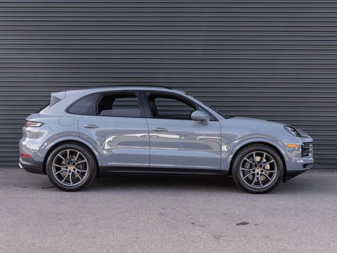 Certified 2025 Porsche Cayenne Base image 8