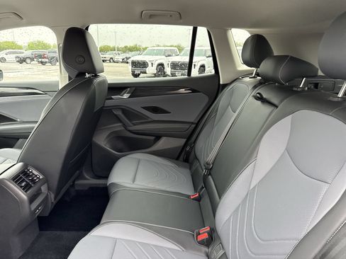 Used 2026 Volkswagen Tiguan SE FWD image 24