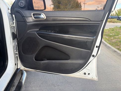 Used 2016 Jeep Grand Cherokee Laredo RWD image 23