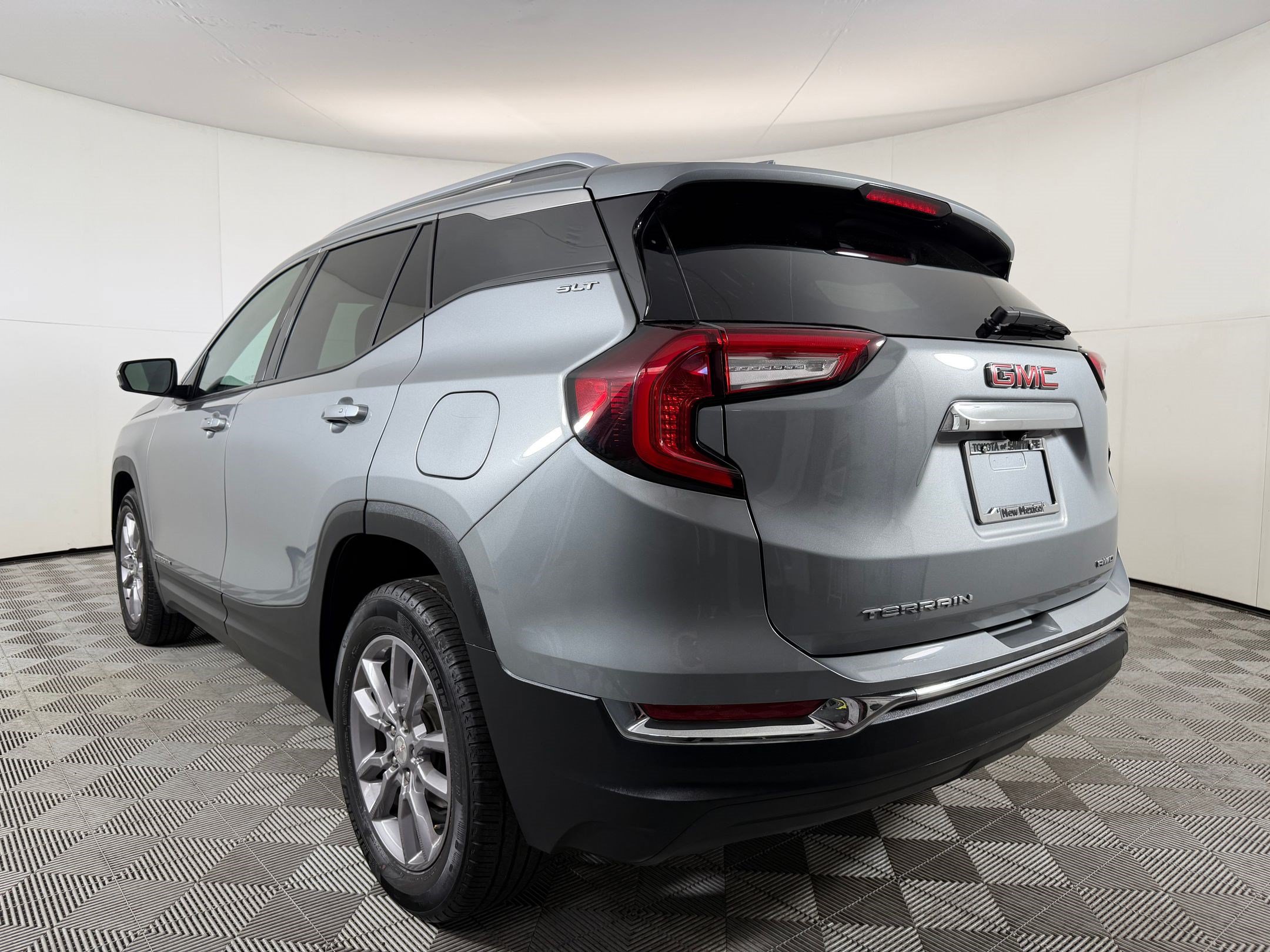Used 2024 GMC Terrain SLT AWD/4WD image 3