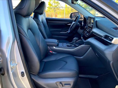 Certified 2025 Toyota Highlander XLE image 8