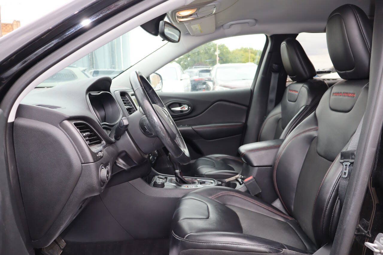 Used 2019 Jeep Cherokee Trailhawk w/ Cold Weather Group AWD/4WD image 5