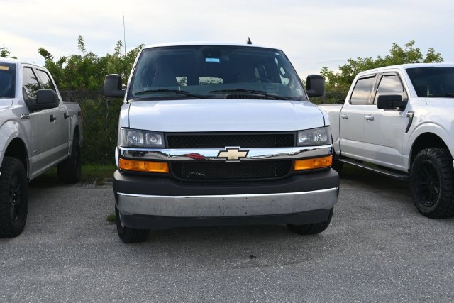Used 2025 Chevrolet Express 3500 LT w/ LT Preferred Equipment Group RWD image 3