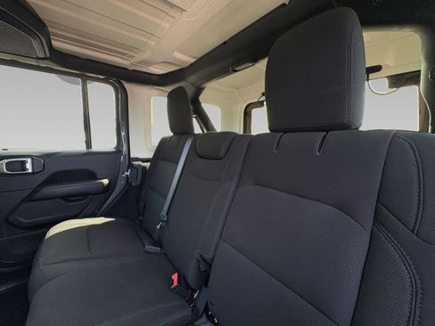 Used 2018 Jeep Wrangler Unlimited Sahara AWD/4WD image 5
