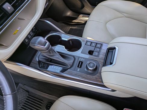 Used 2023 Toyota Highlander image 13