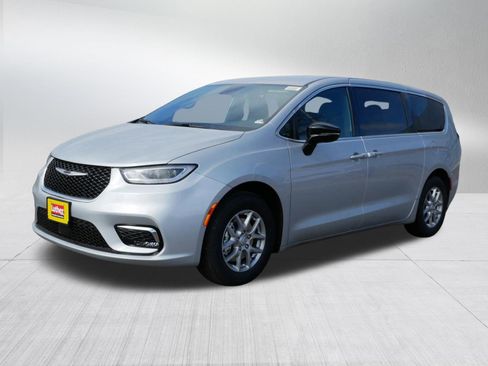 New 2026 Chrysler Pacifica Select image 3