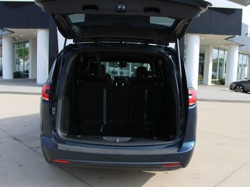 Used 2025 Chrysler Pacifica Limited FWD image 34