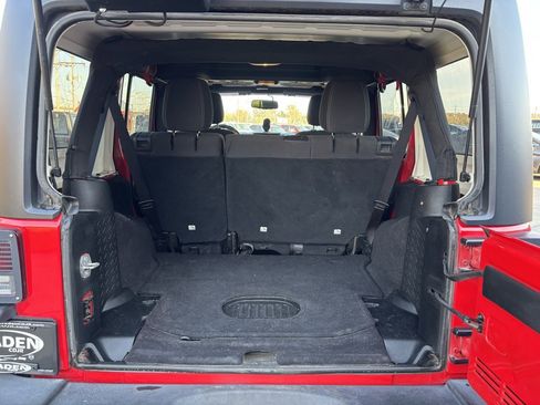 Used 2018 Jeep Wrangler Unlimited Rubicon w/ Connectivity Group image 30