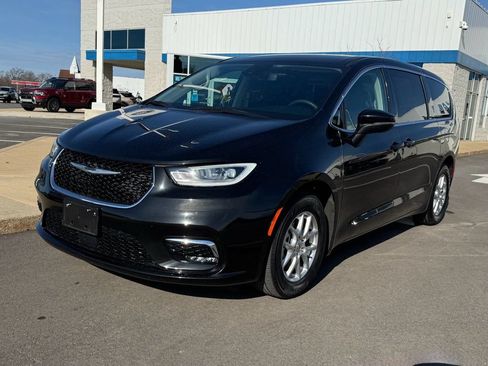 Used 2023 Chrysler Pacifica Touring-L FWD image 4