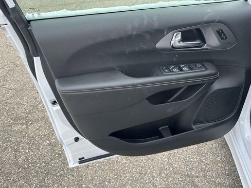 New 2026 Chrysler Pacifica Select image 12