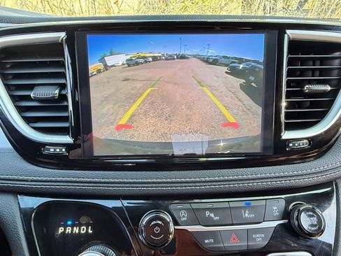 Used 2025 Chrysler Pacifica Limited image 22