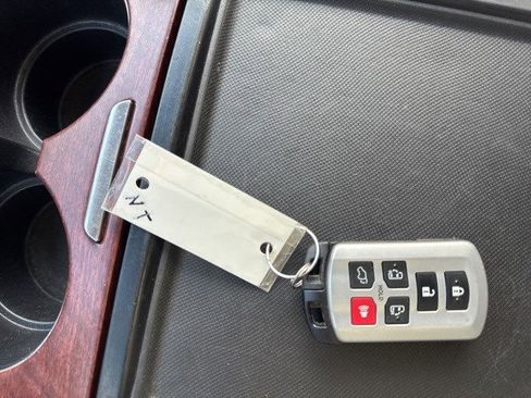 Used 2013 Toyota Sienna XLE image 28