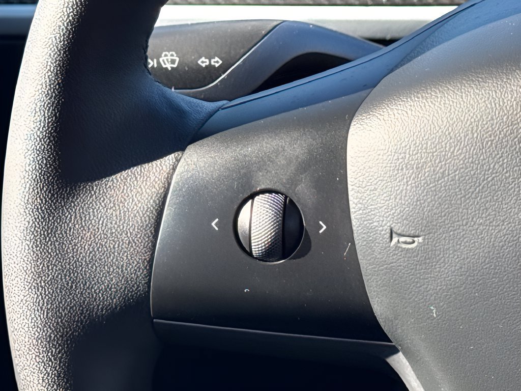 Used 2023 Tesla Model Y Performance AWD/4WD image 16