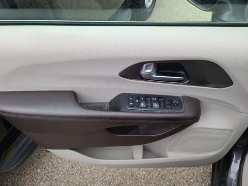 Used 2018 Chrysler Pacifica Touring-L image 11