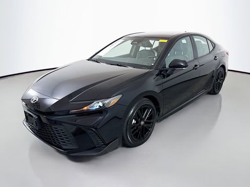 Used 2025 Toyota Camry SE image 3