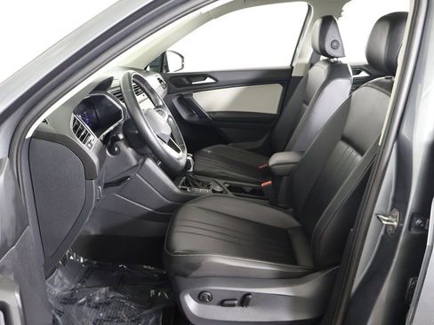Used 2024 Volkswagen Tiguan SE w/ Panoramic Sunroof Package image 31