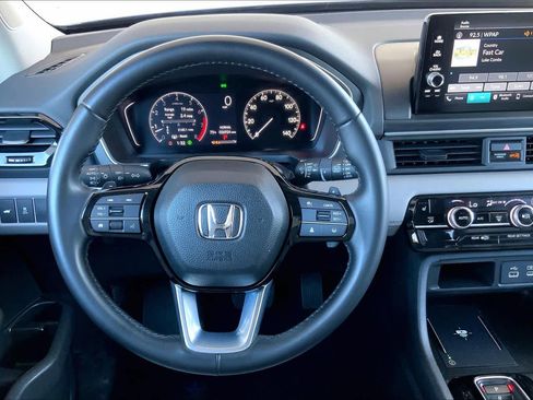 Used 2025 Honda Pilot EX-L image 5