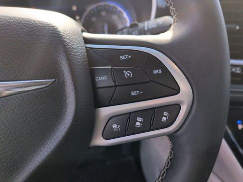 Used 2024 Chrysler Pacifica Limited image 21